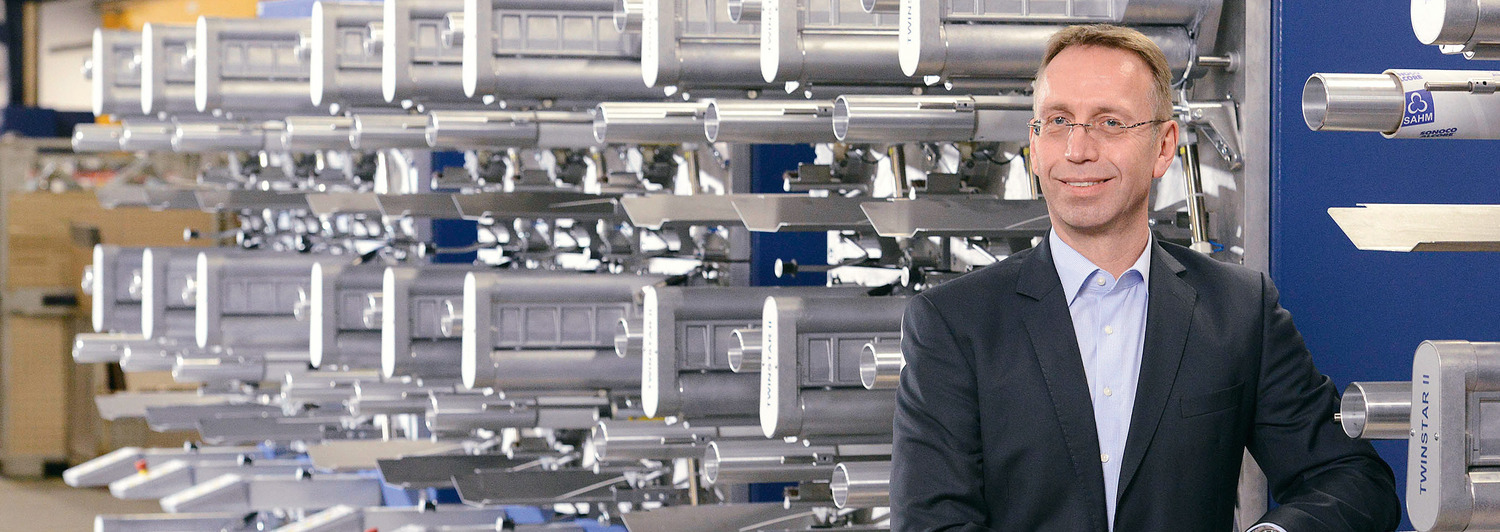 SAHM Managing Director Jochen Zaun in front of a SAHM machine